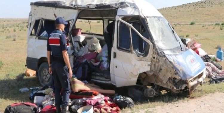 Aksaray'da tarım işçilerini taşıyan minibüs devrildi: 13 yaralı
