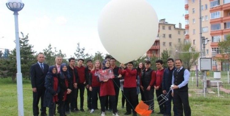 Meteoroloji balonu liseli öğrenciler tarafından atıldı