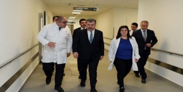 Sağlık Bakanı Koca yüzüne kezzap atılan Berfin'i ziyaret etti