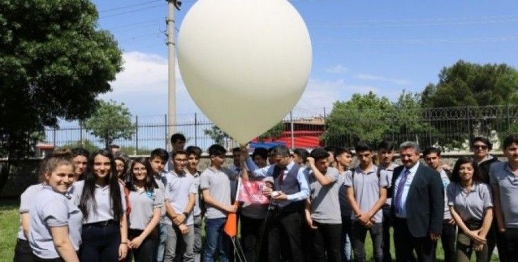 Diyarbakır’da meteoroloji balonu liseli öğrenciler tarafından uçuruldu