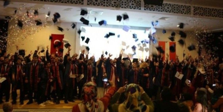 AÜ İlahiyat Fakültesinde mezuniyet sevinci