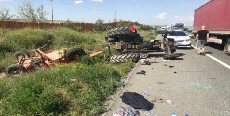 Otomobil, yol süpürme traktörüne çarptı: 7 yaralı