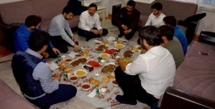 Başkan Kılca öğrenci evinde iftar yaptı
