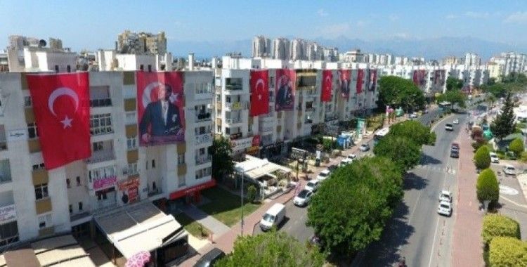 Tekelioğlu Caddesi  Türk Bayrakları ve Atatürk posterleri ile donatıldı.