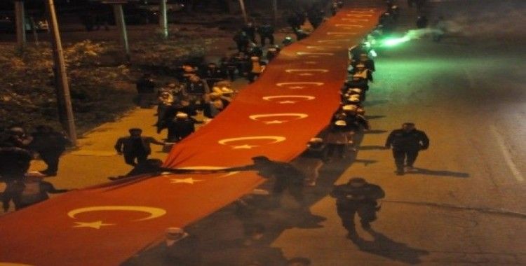 Bitlis’te 300 metre Türk bayrağı ile "Gençlik Yürüyüşü" yapıldı