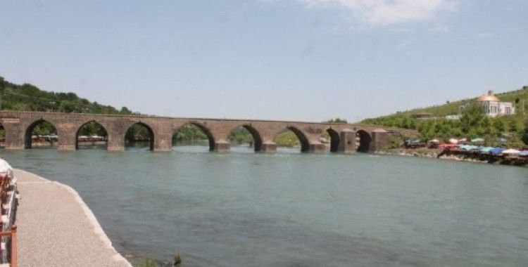Diyarbakırlılar On Gözlü Köprü’de serinliyorlar