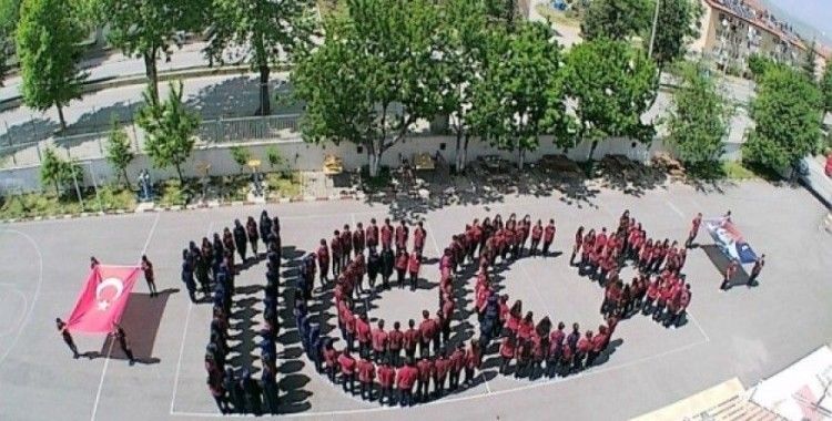 Lise öğrencilerinden 19 Mayıs koreografisi