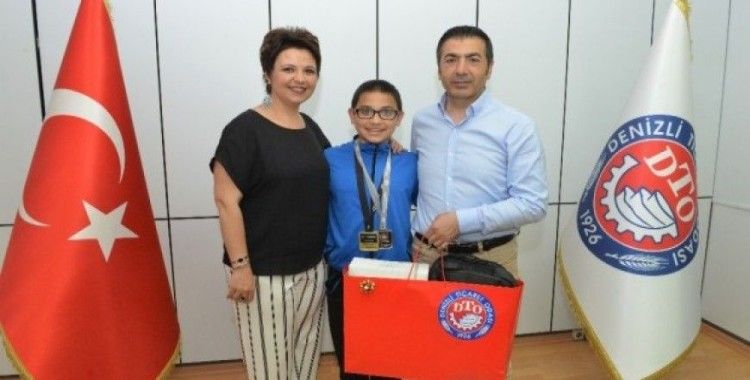 Başkan Erdoğan şampiyon yüzücüyü ödüllendirdi