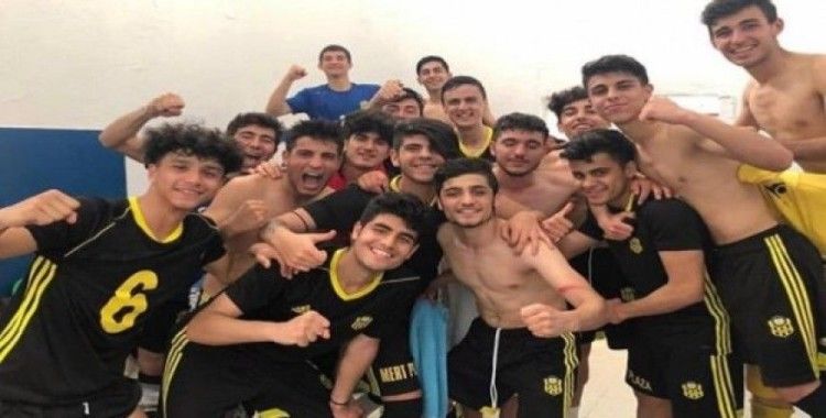 Evkur Yeni Malatyaspor U17 takımı umutlarını son haftaya taşıdı