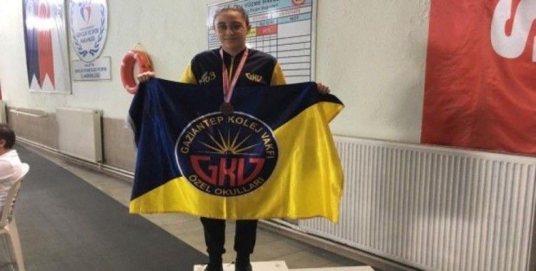 GKV’li Dicle Su Sertpolat’ın yüzme başarısı