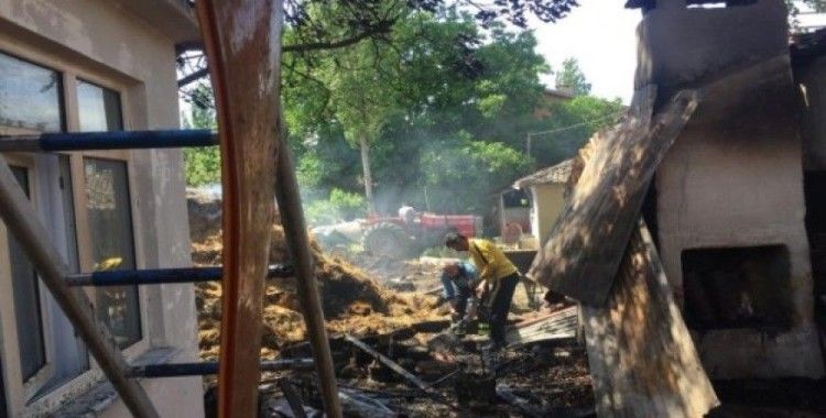 Tekirdağ’da boş binadan sıçrayan yangın evi kül etti