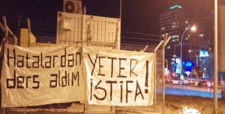 Bursaspor'da taraftarlardan pankartlı protesto