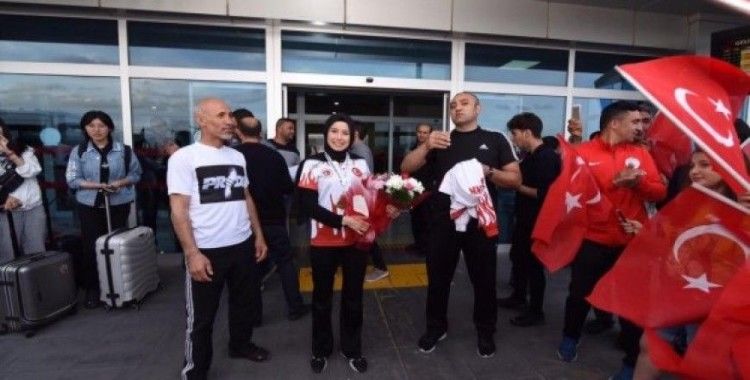 Dünya Kupası Şampiyonu Hayriye Türksoy Çiçeklerle Karşılandı