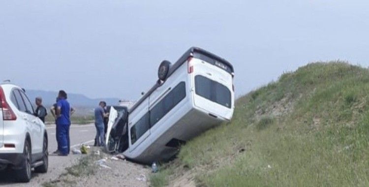 Kırıkkale'de yolcu minibüsü devrildi: 1'i ağır 8 yaralı