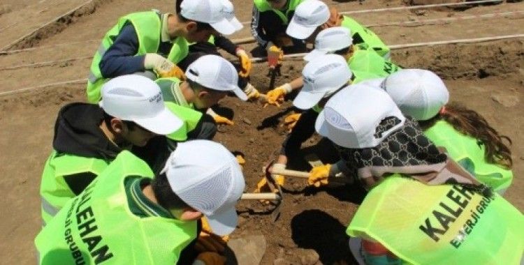 Öğrenciler, arkeolojik kazıya katıldı