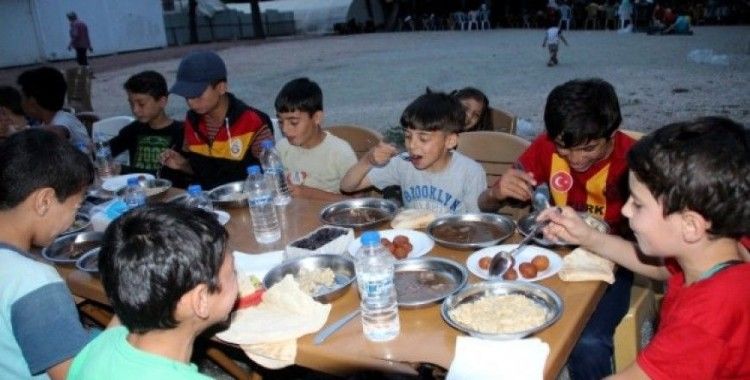 Suriyeli yetimlere ve ailelere iftar