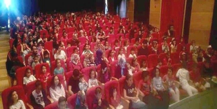Tosya Belediyesi, bin çocuğa ücretsiz sinema izletti