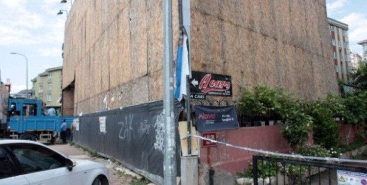 Kadıköy’de bahçesinde çatlaklar oluşan 6 katlı bina boşaltıldı