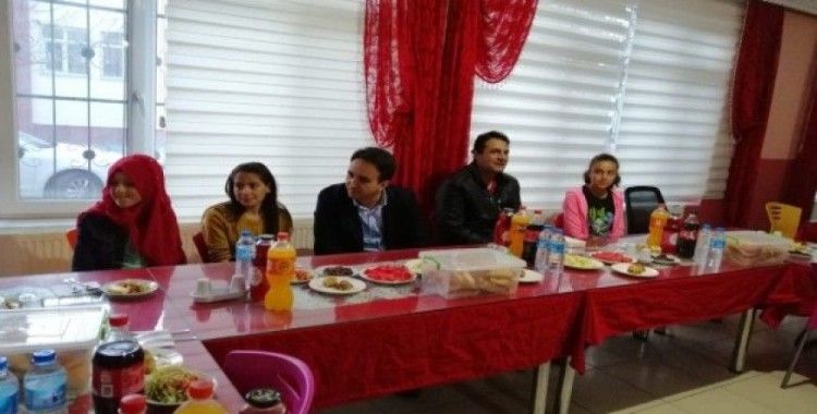Kaymakam Dundar öğrencilerle iftar açtı