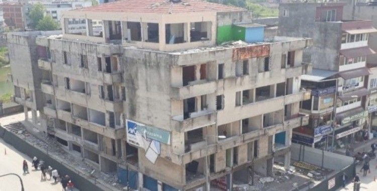 Mustafakemalpaşa’da belediye iş hanının yıkımına başlandı