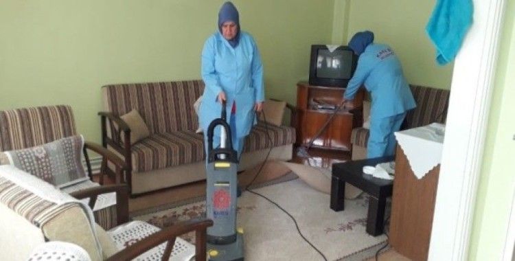 Karesi’de evlere ramazan temizliği
