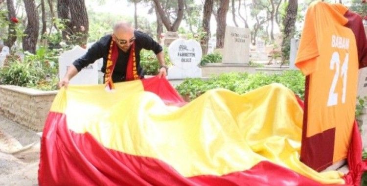 Galatasaray’ın şampiyonluğunu babasının mezarında kutladı
