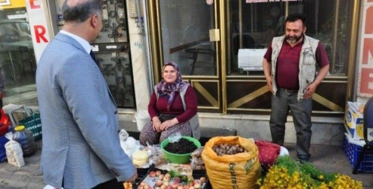Başkan Kaya, Fevzipaşa Caddesine  taşınan köylü pazarını gezdi