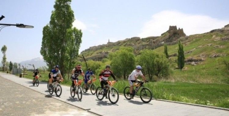 Bisikletli İranlı turistler Van’a geldi