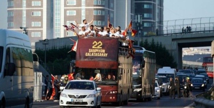 Galatasaray kafilesi üstü açık otobüsle stada geldi