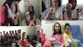 Hasta çocukların yüzü 'sabır bebek' ile güldü
