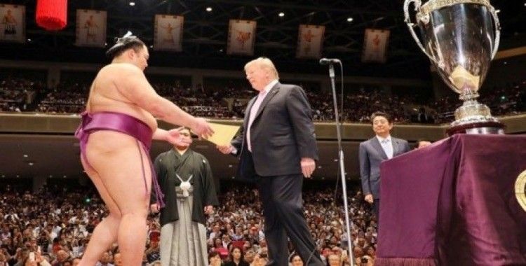 Sumo maçını izleyen Trump, sosyal medyada alay konusu oldu