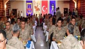 Vali Güzeloğlu, Silvan'da görev yapan jandarmalarla birlikte iftar açtı