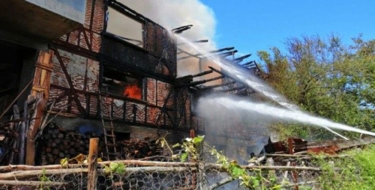 Kastamonu’da çıkan yangında iki ev kullanılamaz hale geldi
