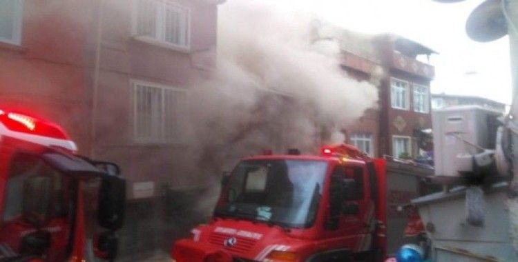 Beyoğlu’nda bina yandı, bütün mahalleyi duman sardı