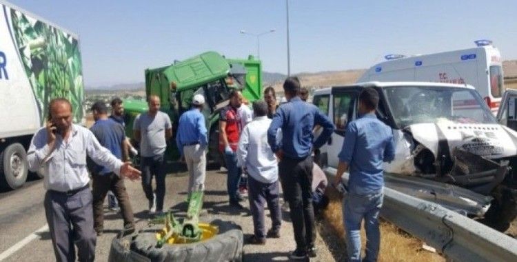 Siirt’te traktör ile minibüs çarpıştı: 6 yaralı