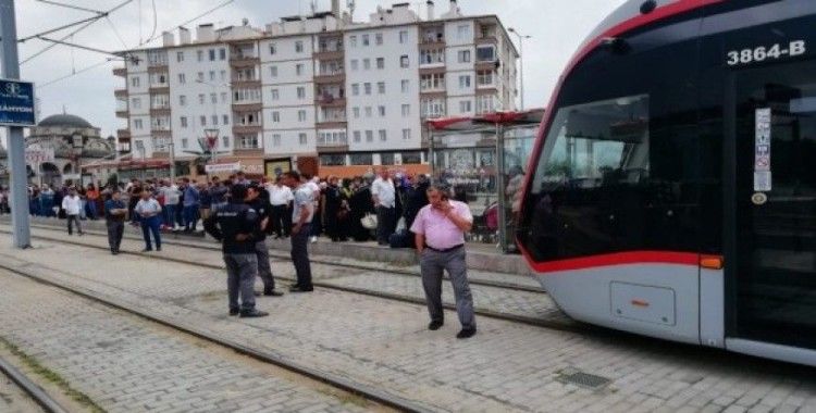 Kayseri’de tramvayın altında kalan bir kişi yaralandı