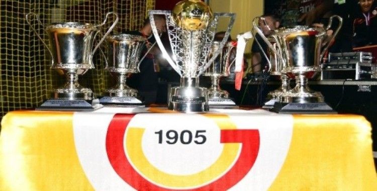 Galatasaray'ın kupaları divanda sergilendi