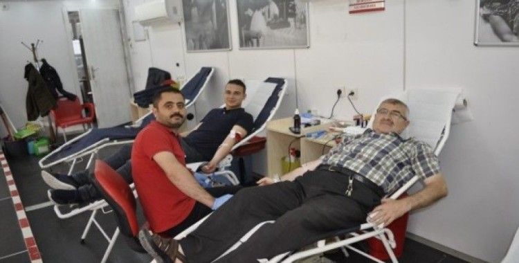 Şuhutlu vatandaşlardan kan bağışı kampanyasına yoğun ilgi