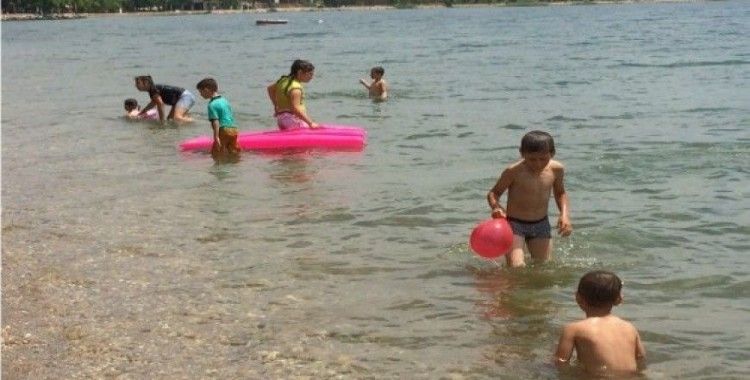 Karnelerini alan çocuklar İznik gölüne koştu