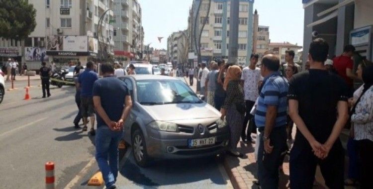 İzmir’de otomobil yayaya çarptı, kadın ağır yaralı