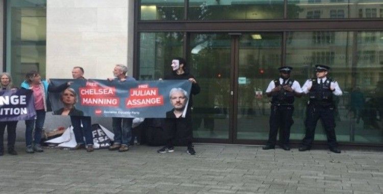 Mahkeme önünde Assange için protesto