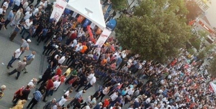 Gaziosmanpaşa’da İmamoğlu mitingine gelen CHP’lilerden AK Parti standına tepki
