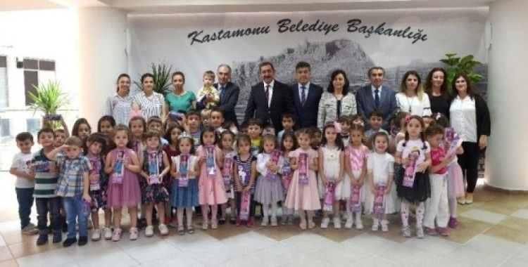 Belediye Kreşi öğrencileri, karnelerini Başkan Vidinlioğlu’ndan aldı