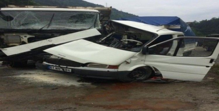 Trabzon’da kamyon ile kamyonet çarpıştı: 1’i ağır 2 yaralı