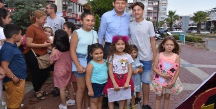 Başkan Özcan öğrencilerin karne sevincini paylaştı