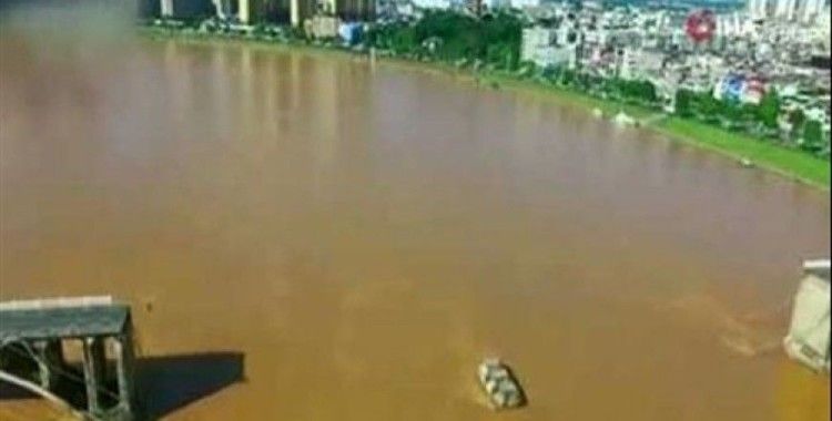 Çin'de köprü çöktü, araçlar nehre düştü