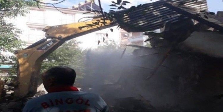 Bingöl’de metruk bina yıkıldı