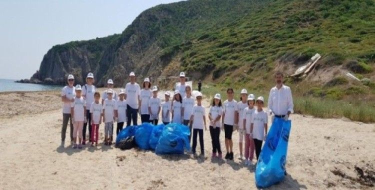 İlkokul öğrencilerinden sahil temizliği