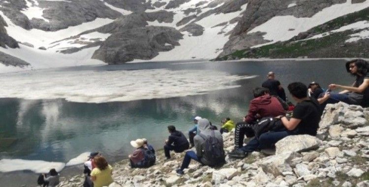 Bolkar Dağları’ndaki göllere ziyaretçi akını