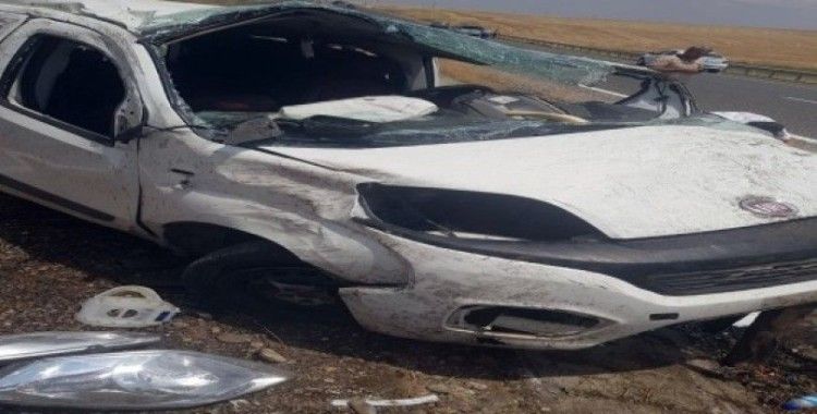 Diyarbakır’da hafif ticari araç refüje çarptı: 1 ölü, 3 yaralı